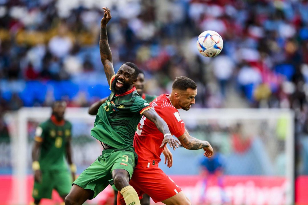 El suizo Haris Seferovic (D) en acción contra el camerunés Nicolas Nkoulou durante el partido de la Copa Mundial de la FIFA 2022 entre Suiza y Camerún, el 24 de noviembre 2022. EFE/EPA/Laurent Gillieron