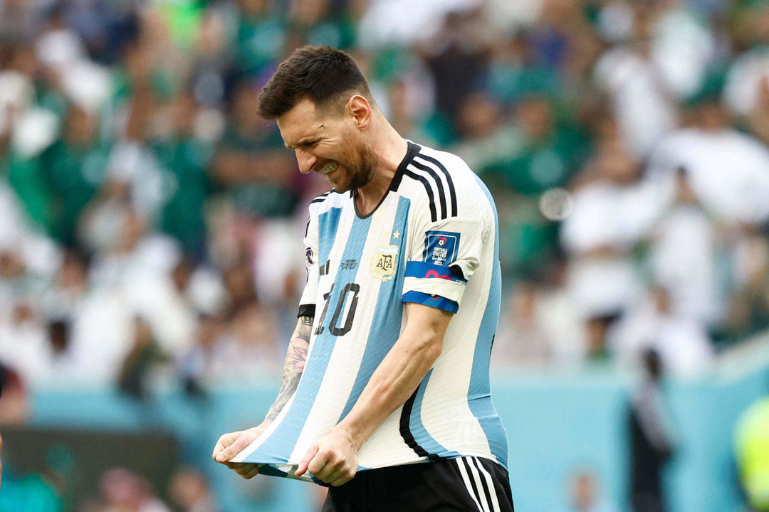 Lionel Messi se lamenta en el partido contra Arabia Saudí, de la primera jornada de la fase de grupos del Mundial de Qatar. EFE/ Rodrigo Jiménez