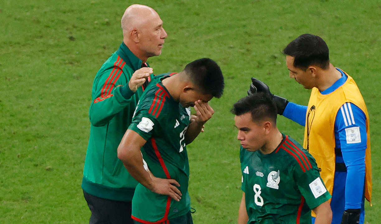 Jugadores de México reaccionan al quedar eliminado su equipo hoy, al final de un partido de la fase de grupos del Mundial de Fútbol Qatar 2022 entre Arabia Saudita y México en el estadio Lusail (Catar). EFE/Esteban Biba