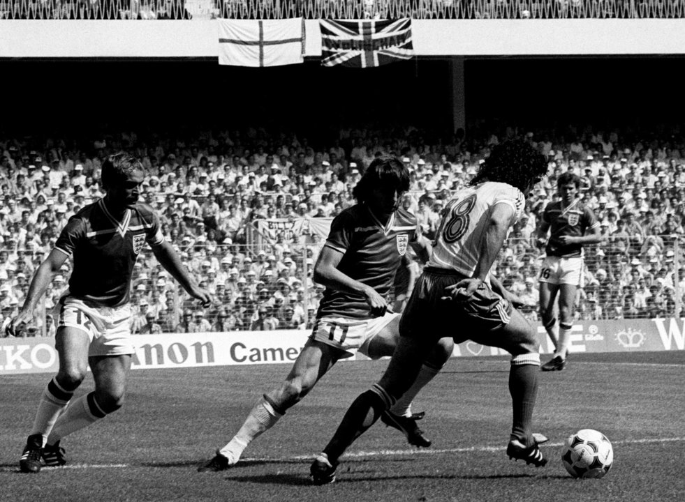 Las selecciones de Inglaterra y Francia disputan en San Mamés un partido del  Mundial 1982. EFE.SPAIN-SOCCER-1982 FIFA WORLD CUP: BILBAO, 16/06/1982.- France's national team player Marius Tresor (R) is challenged by England's defenders Paul Mariner (C) as Mick Mills (L) looks on,  during their 1982 FIFA World Cup soccer match at the San Mames stadium in Bilbao. England won 3-1. EFE/fs