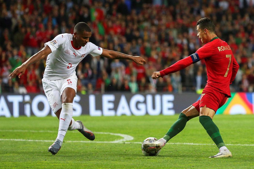 El suizo Manuel Akanji y el luso Cristiano Ronaldo en el partido que enfrentó a ambos países en la semifinal de Liga de Naciones, disputado el 5 de junio de 2019.EFE/ JOSE COELHO