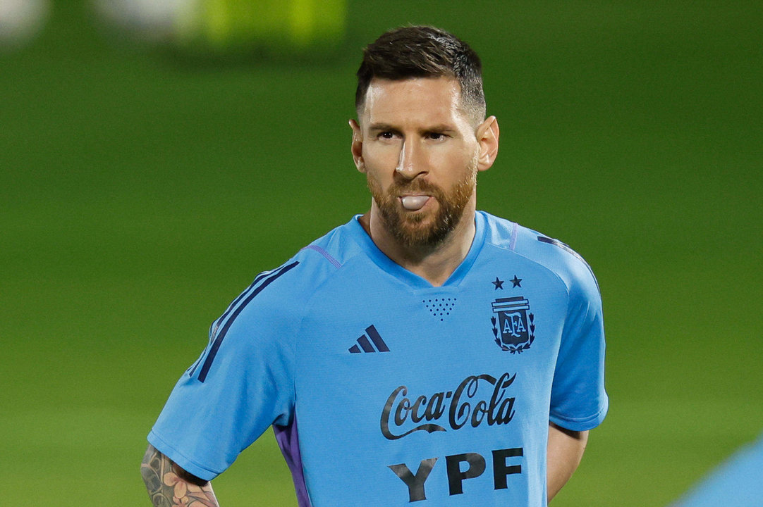 El delantero de Argentina Lionel Messi participa en un entrenamiento de su selección en Doha (Catar) para preparar el próximo partido de Cuartos de final frente a Países Bajos. EFE/Juan Ignacio Roncoroni