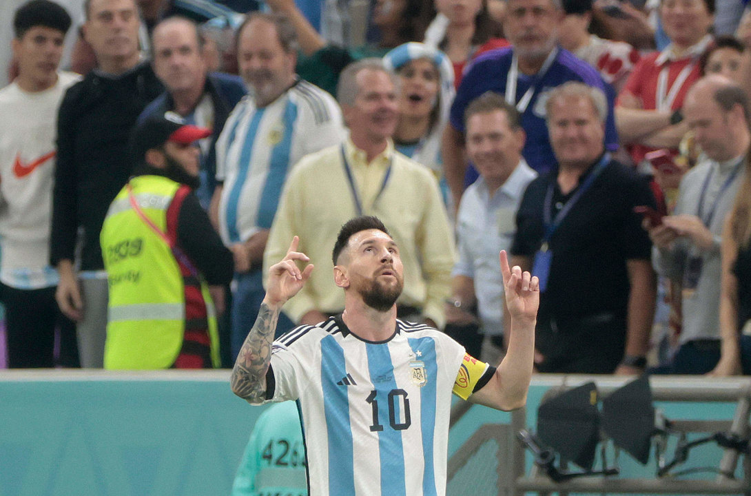 Lionel Messi de Argentina celebra un gol ayer, en un partido de semifinales del Mundial de Fútbol Qatar 2022 entre Argentina y Croacia en el estadio de Lusail (Catar). EFE/Juan Ignacio Roncoroni