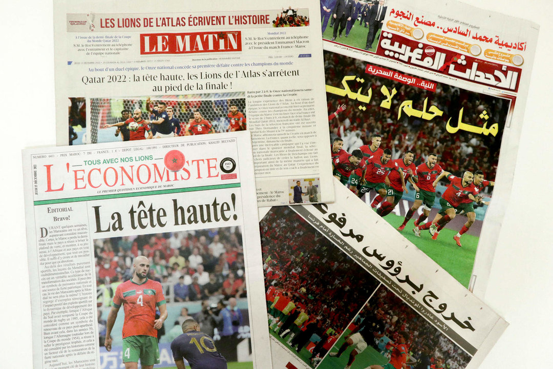 Vista de las portadas de la prensa marroquí este jueves en Rabat tras la derrota de la selección marroquí ante Francia (0-2), en la semifinal del Mundial de Qatar. EFE/María Traspaderne