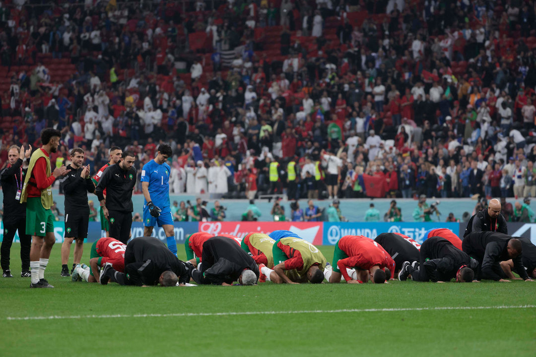 Jugadores de Marruecos, tras perder ante Francia en la semifinal del Mundial de Fútbol Qatar 2022. EFE/ Juan Ignacio Roncoroni